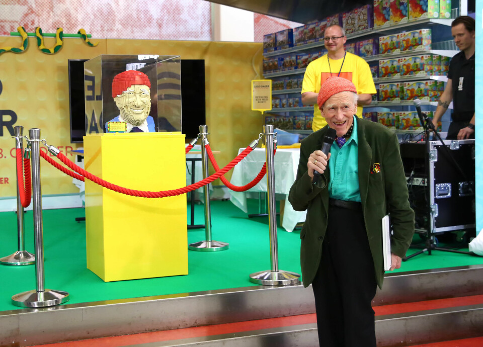Olav Thon åpnet Lego-dagene på Strømmen Storsenter i går. I forbindelse med utstillingen har en av Europas mest kjente legomodellbyggere, belgieren Dirk Denoyelle, laget en legobyste av Olav Thon. (Foto: Olav Thon Gruppen)