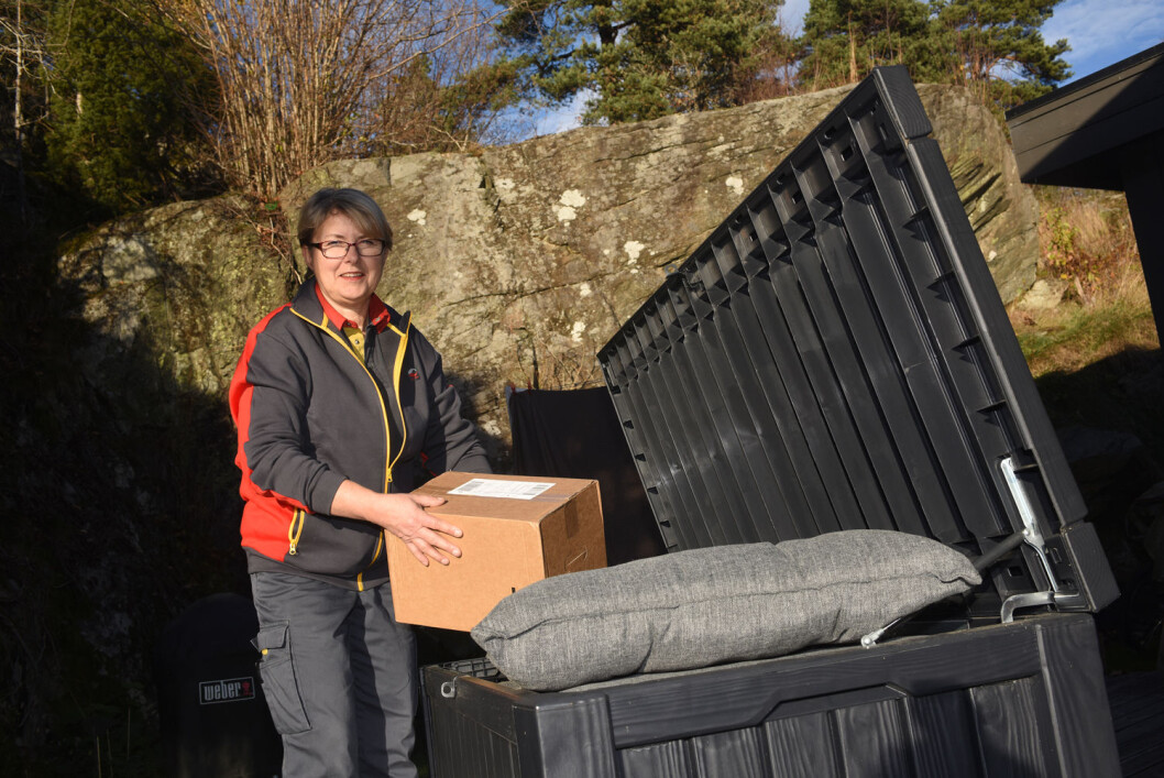 Postbud Bente Bråthe prøver gjem-levering. (Foto: Birger Morken / Posten) Postbud Bente Bråthe prøver gjem-levering. (Foto: Birger Morken / Posten)