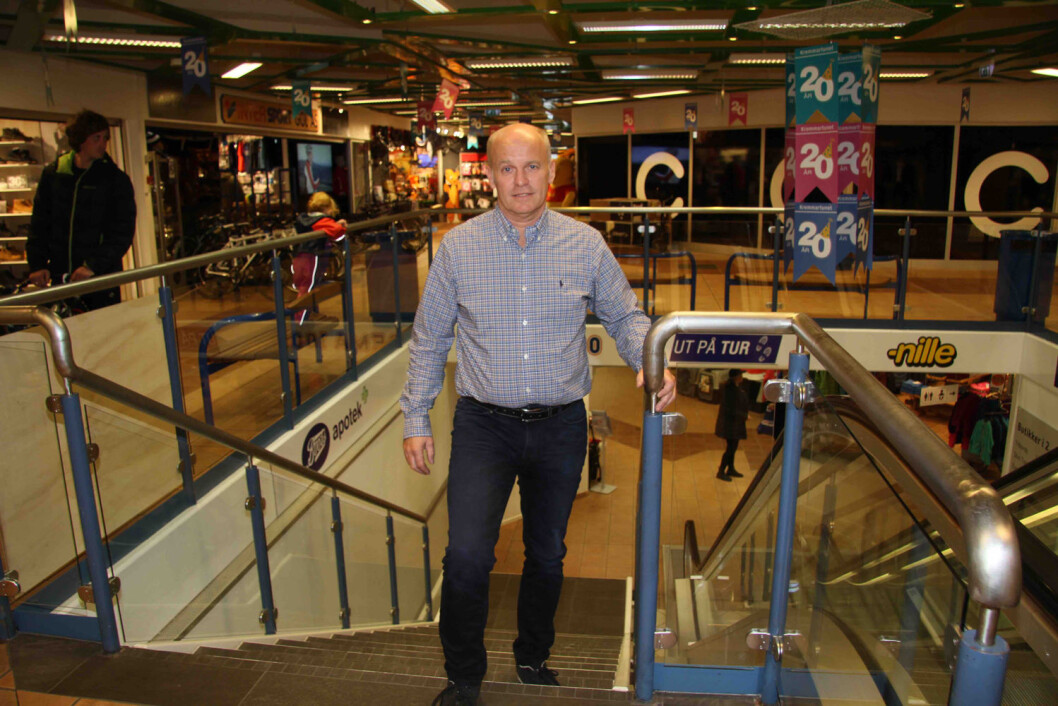 – Vi er selvstyrte og samarbeider tett, sier senterleder og eneste fast ansatte ved Kremmartunet på Gol, Geir Arne Johansen. Det lille kjøpesenteret sentralt plassert i Hallingdal feirer i år 20-års jubileum. – Vi er selvstyrte og samarbeider tett, sier senterleder og eneste fast ansatte ved Kremmartunet på Gol, Geir Arne Johansen. Det lille kjøpesenteret sentralt plassert i Hallingdal feirer i år 20-års jubileum.
