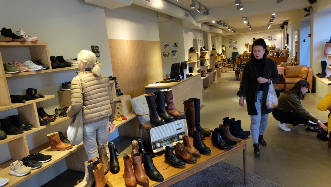 Etter at kundene har orientert seg på nettet, Facebook eller Instagram, kommer de til butikken for å prøve på og kjøpe skoene de har blinket ut. (Foto: Odd H. Vanebo) Etter at kundene har orientert seg på nettet, Facebook eller Instagram, kommer de til butikken for å prøve på og kjøpe skoene de har blinket ut. (Foto: Odd H. Vanebo)