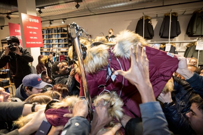 Kamp om tilbudene. (Foto: Johnny Vaet Nordskog) Kamp om tilbudene. (Foto: Johnny Vaet Nordskog)