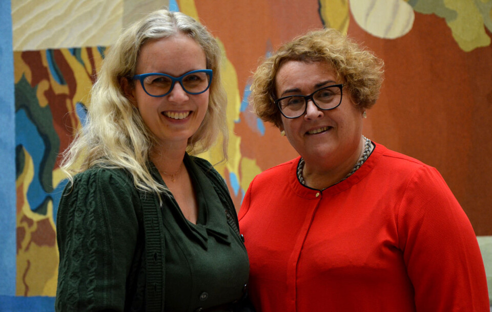 Daglig leder for HØR, Ingvill Størksen, og KrF-nestleder, Olaug Bollestad i vandrehallen etter trekning. (Foto: Virke)