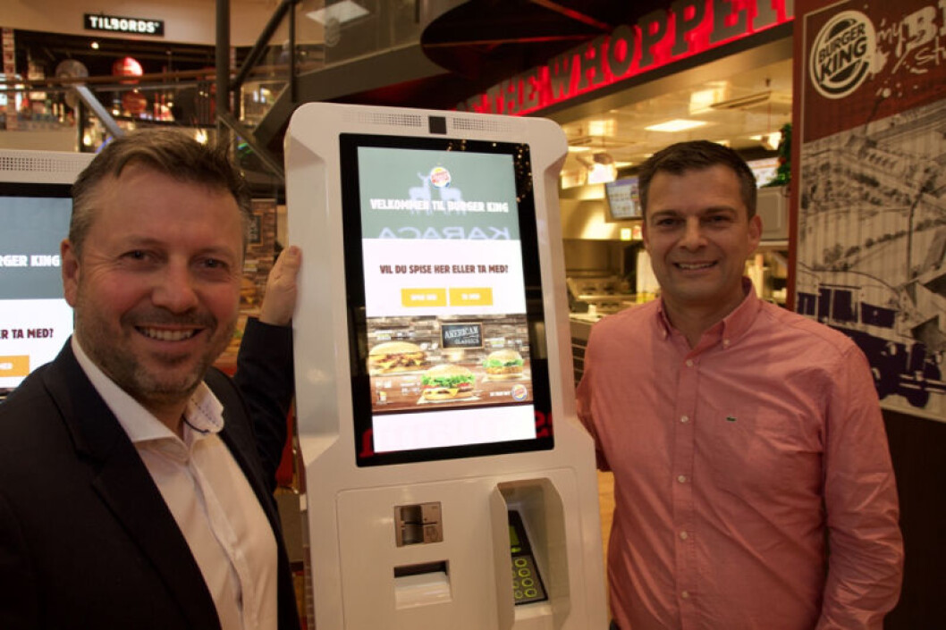 Geir Karlsen i Lexit Group og Terje Holte i Umoe Restaurants foran selvbetjeningskioskene på Burger King på Strømmen Storsenter. Geir Karlsen i Lexit Group og Terje Holte i Umoe Restaurants foran selvbetjeningskioskene på Burger King på Strømmen Storsenter.