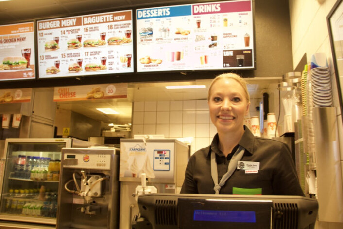 Wenche Mathiesen på Burger King på Strømmen Storsenter mener at selvbetjeningskioskene er en fordel både for gjestene og de ansatte. Wenche Mathiesen på Burger King på Strømmen Storsenter mener at selvbetjeningskioskene er en fordel både for gjestene og de ansatte.