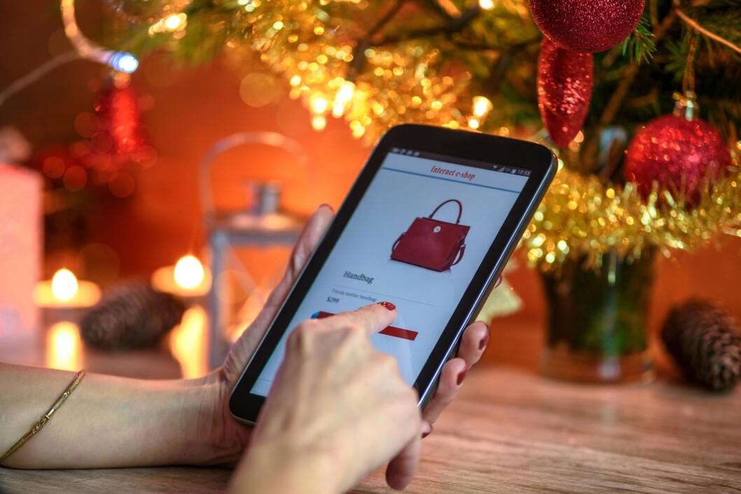 Stadig flere gjør unna julehandelen med mobilen. (Illustrasjonsfoto: yayimages.com) Stadig flere gjør unna julehandelen med mobilen. (Illustrasjonsfoto: yayimages.com)