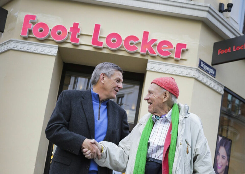 Foot Lockers toppsjef Richard Johnson møter utleier Olav Thon i Norges første Foot Locker-butikk på Arkaden i Oslo.