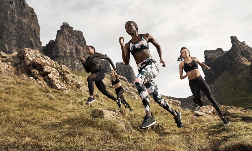 De nye treningsklærne har naturinspirert print og en kombinasjon av grønne nyanser blandet med svart og beige. (Foto: H&M) De nye treningsklærne har naturinspirert print og en kombinasjon av grønne nyanser blandet med svart og beige. (Foto: H&M)