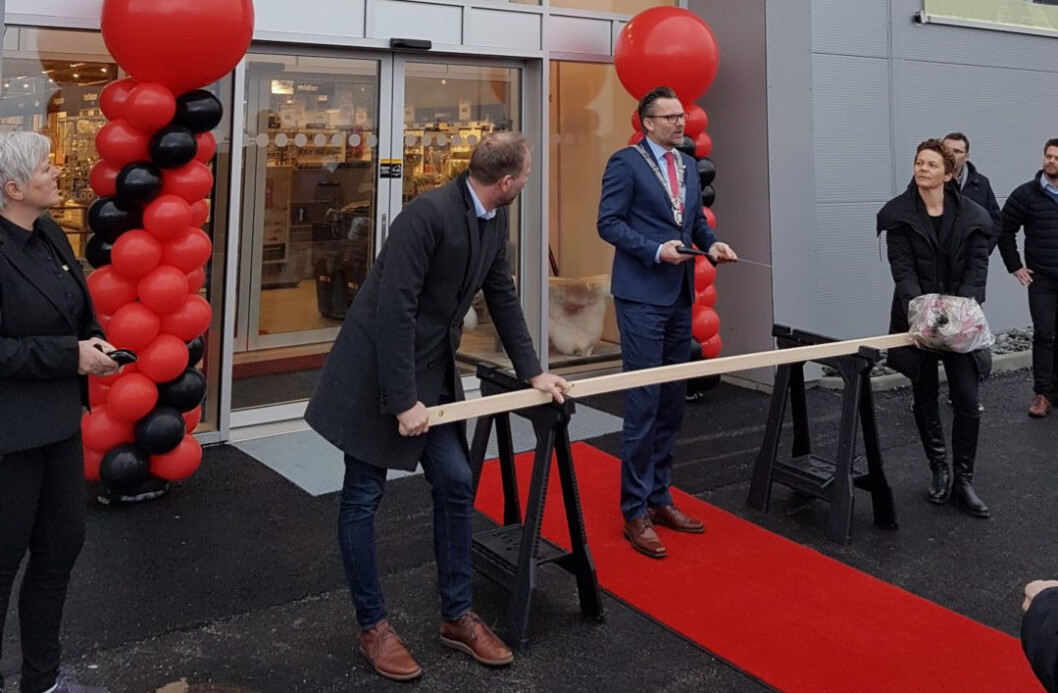 Fra venstre: Ole Jørgen Mo, regiondirektør i Optimera, Jarle Nilsen, ordfører i Karmøy kommune og Tone Skarstein, daglig leder i Monter Haugesund. (Foto fra Optimeras pressemelding) Fra venstre: Ole Jørgen Mo, regiondirektør i Optimera, Jarle Nilsen, ordfører i Karmøy kommune og Tone Skarstein, daglig leder i Monter Haugesund. (Foto fra Optimeras pressemelding)
