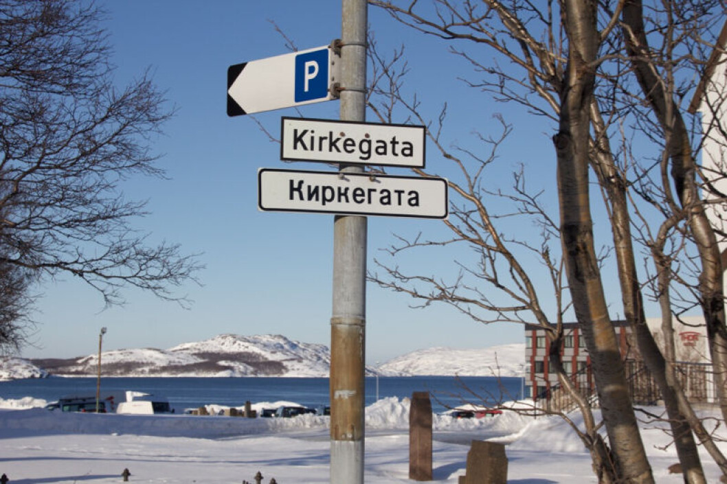 Gatenavnene i Kirkenes sentrum er skiltet også på russisk. Gatenavnene i Kirkenes sentrum er skiltet også på russisk.