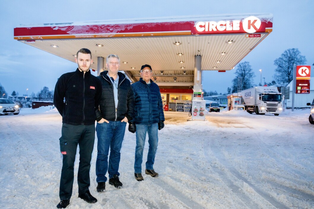 TRE BLAD ANTONSEN: Stian Harm Antonsen (t.v.) tok over Circle K Stokke fra sin onkel Roar, som igjen tok over for sin far Knut. Foto: Audun Brastad, NTB produksjon TRE BLAD ANTONSEN: Stian Harm Antonsen (t.v.) tok over Circle K Stokke fra sin onkel Roar, som igjen tok over for sin far Knut. Foto: Audun Brastad, NTB produksjon