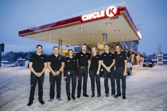 HELE GJENGEN: Stian Harm Antonsen (I midten) er svært fornøyd med stasjonsteamet på Stokke. Fra venstre: Dani Bakke, Oliver Jacobsen, Celina Winberg Larsen, Sara Christine Kebely, Mathias Bredholt Moskvil, Kristian Bertelsen. Foto: Audun Brastad, NTB produksjon HELE GJENGEN: Stian Harm Antonsen (I midten) er svært fornøyd med stasjonsteamet på Stokke. Fra venstre: Dani Bakke, Oliver Jacobsen, Celina Winberg Larsen, Sara Christine Kebely, Mathias Bredholt Moskvil, Kristian Bertelsen. Foto: Audun Brastad, NTB produksjon