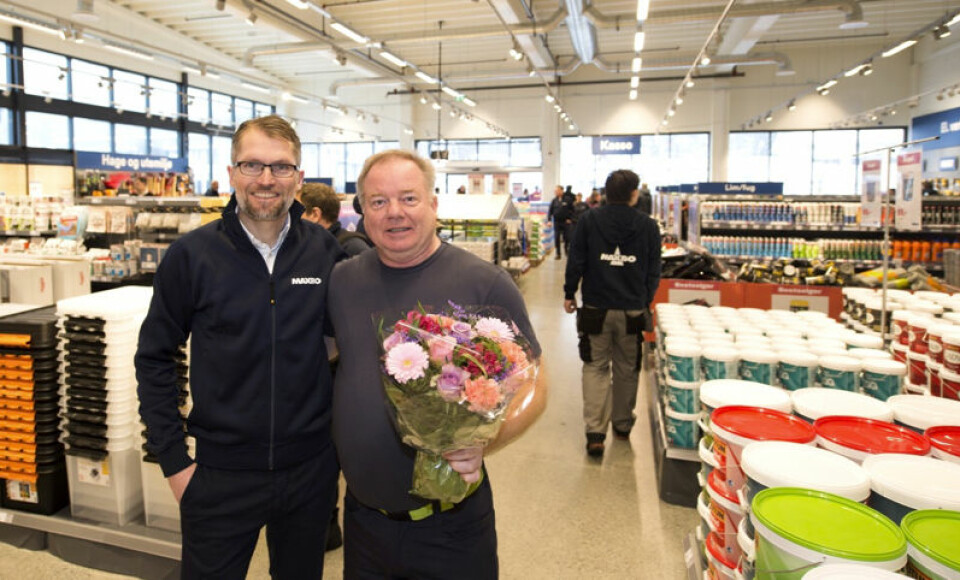 Maxbo-sjef Thomas Støkken kom med blomster for å gratulere varehussjef Per Rune Andersen med åpningen. Foto: Terje Bjørnsen