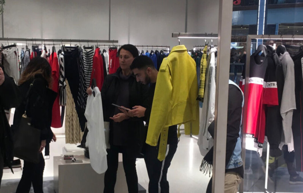 De ansatte i pop-up butikken er utstyrt med nettbrett. De ansatte i pop-up butikken er utstyrt med nettbrett.