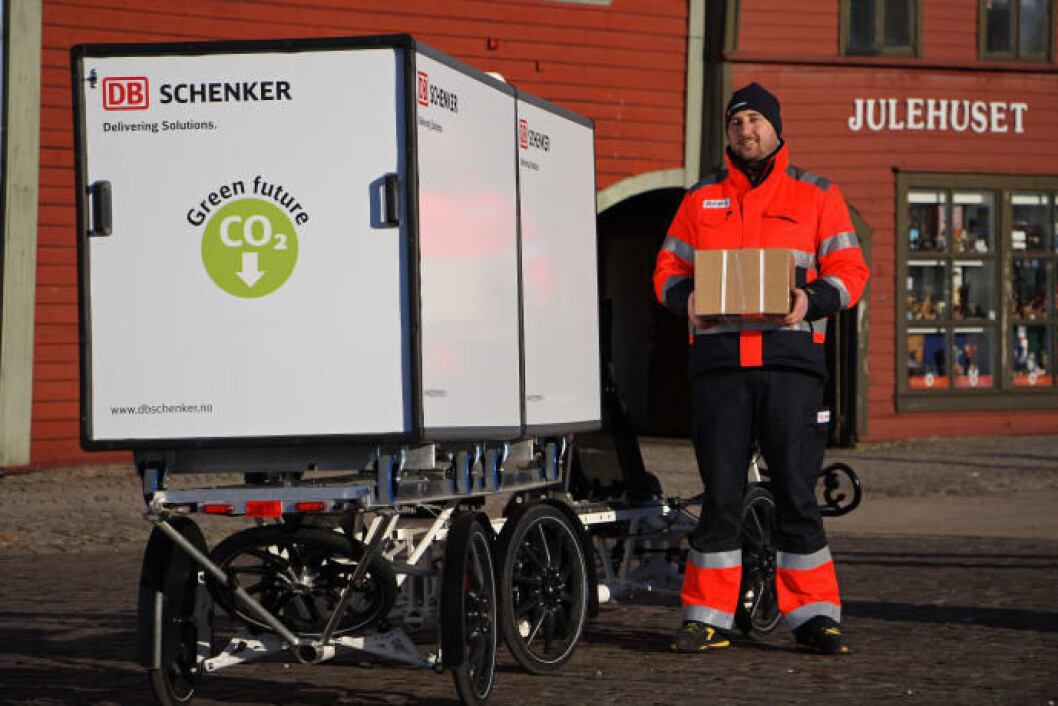 DB Schenker har tatt i bruk el-varesykkel i sentrum. På Bryggen ble sykkelsjåføren tatt godt i mot. DB Schenker har tatt i bruk el-varesykkel i sentrum. På Bryggen ble sykkelsjåføren tatt godt i mot.