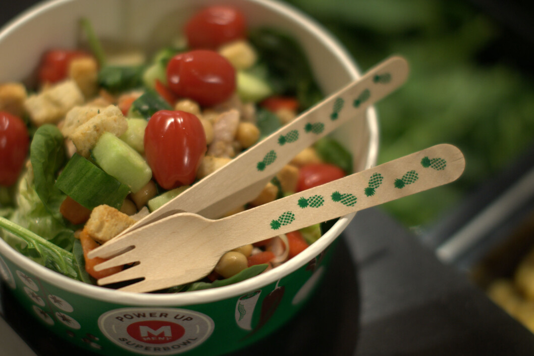 IKKE PALST: Salatbeger i papp og engangsbestikk i tre blir den nye hverdagen hos Meny. Foto: Meny IKKE PALST: Salatbeger i papp og engangsbestikk i tre blir den nye hverdagen hos Meny. Foto: Meny