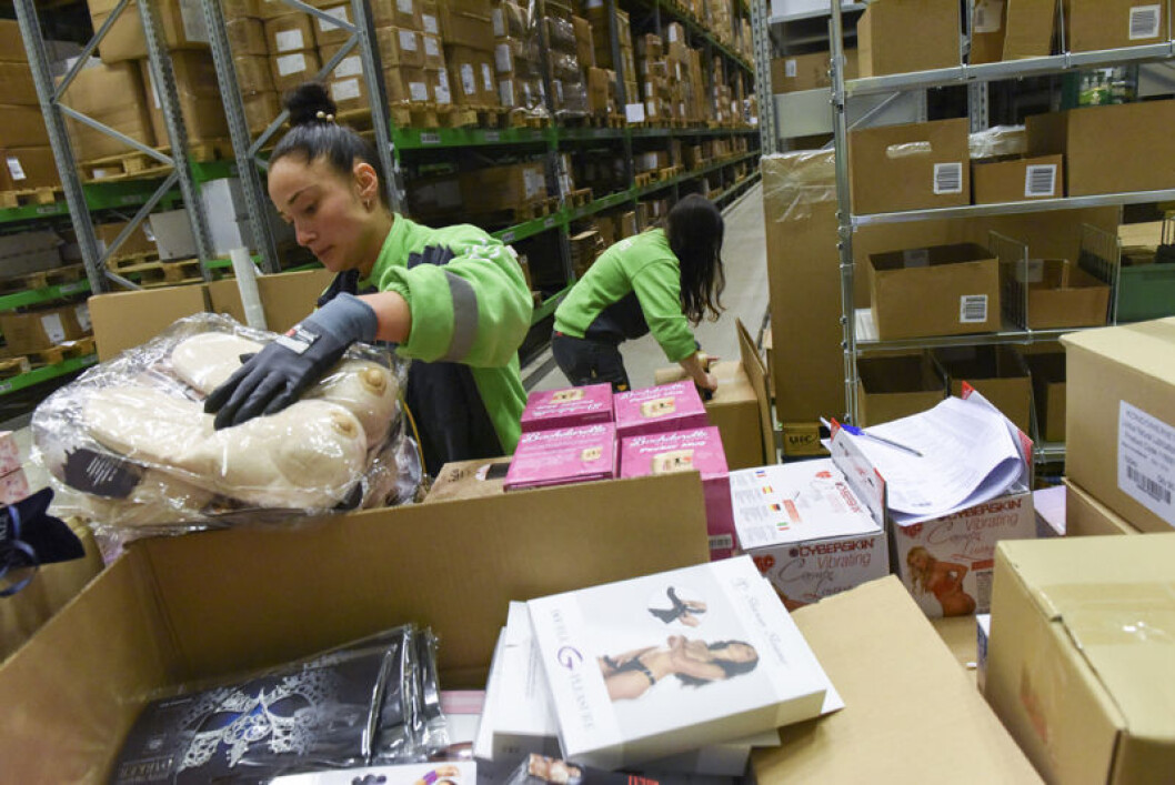 Bring Warehousing håndterer hele lageret til Kondomeriet: Mottak, plukking, pakking av varer til både privatpersoner, forhandlere egne butikker samt returer. Bestillinger som kommer inn før klokken 13.00 sendes ut samme dag, og 70 prosent av varene går i to ulike esker tilpasset postkasser. Bring Warehousing håndterer hele lageret til Kondomeriet: Mottak, plukking, pakking av varer til både privatpersoner, forhandlere egne butikker samt returer. Bestillinger som kommer inn før klokken 13.00 sendes ut samme dag, og 70 prosent av varene går i to ulike esker tilpasset postkasser.