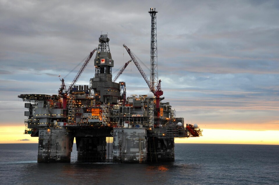 BIDRAR: For fjerde måned på rad bidrar nyheter tilknyttet oljesektoren til å trekke indeksen oppover. Foto: Yayimages.com
