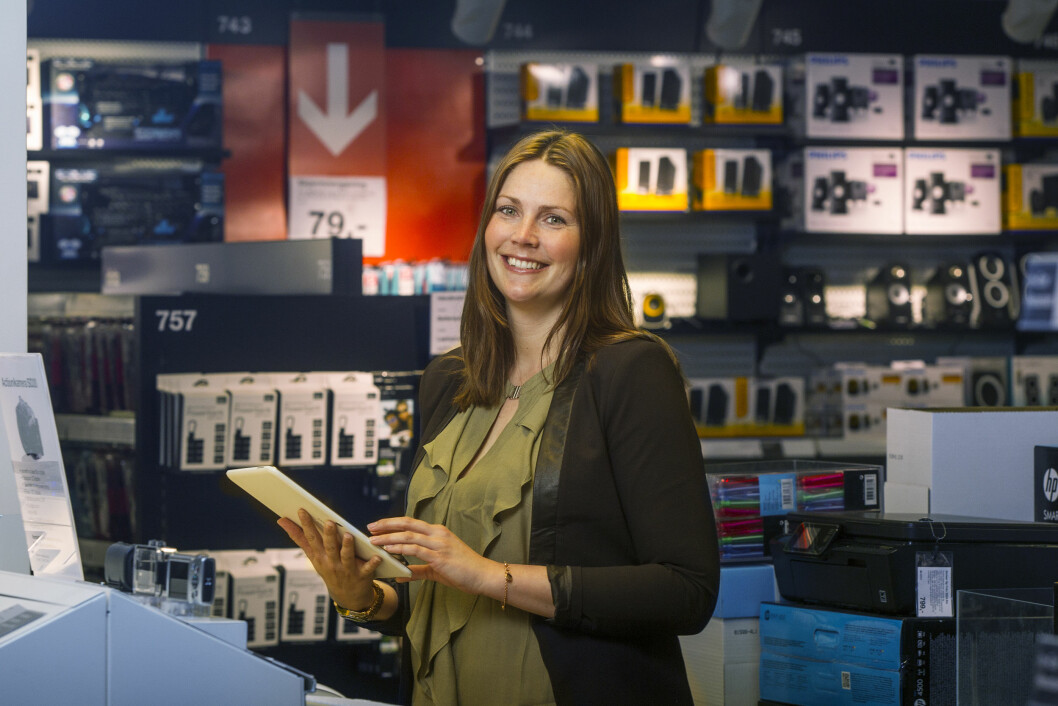 FORNØYD: Kommunikasjons- og markedssjef Ina Kristin Haugen har god grunn til å smile, etter at BI la ut resultatene fra Norsk Kundebarometer i dag. Foto: Clas Ohlson