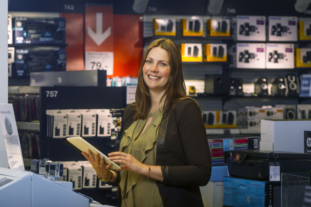FORNØYD: Kommunikasjons- og markedssjef Ina Kristin Haugen har god grunn til å smile, etter at BI la ut resultatene fra Norsk Kundebarometer i dag. Foto: Clas Ohlson FORNØYD: Kommunikasjons- og markedssjef Ina Kristin Haugen har god grunn til å smile, etter at BI la ut resultatene fra Norsk Kundebarometer i dag. Foto: Clas Ohlson