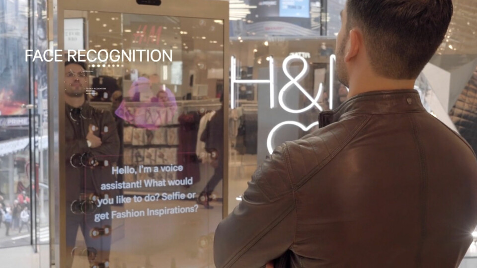 Alexander Bilbao, New Business Development, Nord-Amerika, tester H&Ms interaktive speil i flaggskipbutikken på Times Square. – Det er unikt i verdenssammenheng, sier han.