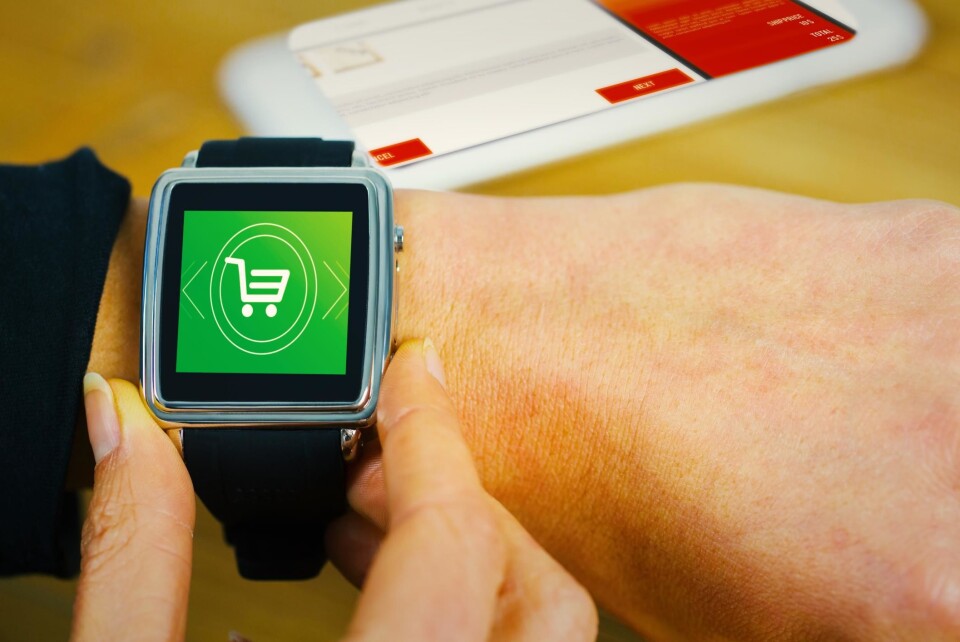 KASTE BANKKORTET: – Kontaktløs betaling og Internet of Things gjør at vi innen få år vil kunne betale med stort sett alle typer wearables. Undersøkelsen viser at nordmenn ønsker denne utviklingen velkommen, sier Inge Kjønnøy, talsperson for Mastercard Norge. Foto:Yayimages.com KASTE BANKKORTET: – Kontaktløs betaling og Internet of Things gjør at vi innen få år vil kunne betale med stort sett alle typer wearables. Undersøkelsen viser at nordmenn ønsker denne utviklingen velkommen, sier Inge Kjønnøy, talsperson for Mastercard Norge. Foto:Yayimages.com