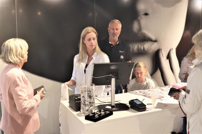 Hele familien i arbeid: Tom Rønning med kona Louise, som jobber i Dressingroom, og datteren Julie som hjalp til under åpningen. Hele familien i arbeid: Tom Rønning med kona Louise, som jobber i Dressingroom, og datteren Julie som hjalp til under åpningen.