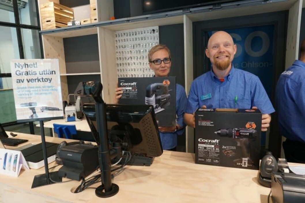 Heidi Haugan og butikksjef Anders Hullas tilbyr gratis utlån av verktøy i Torggata. Foto: Clas Ohlson