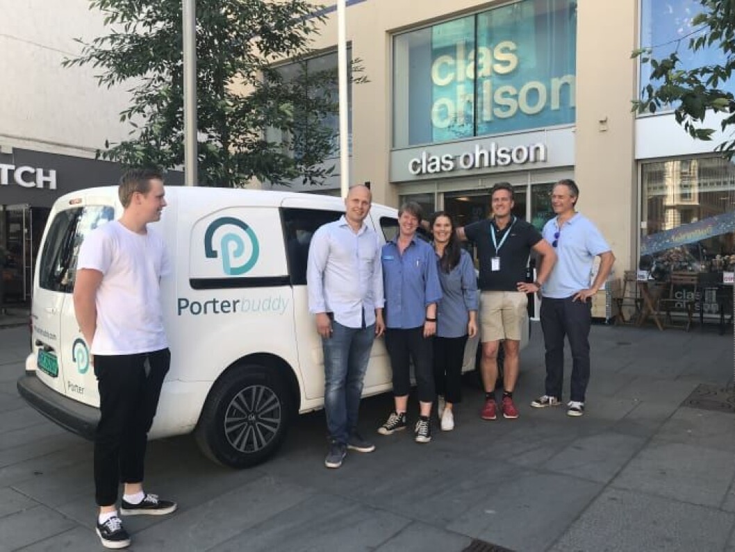 Clas Ohlson tilbyr nå i samarbeid med Porterbuddy hjemlevering av varer kjøpt i butikker i Oslo. Fra venstre: Lars Lieng, Henrik Gerner-Mathisen, Vibeke Skogland, Hanne Horgen, Tord Störtebecker og Thomas Hansteen. Clas Ohlson tilbyr nå i samarbeid med Porterbuddy hjemlevering av varer kjøpt i butikker i Oslo. Fra venstre: Lars Lieng, Henrik Gerner-Mathisen, Vibeke Skogland, Hanne Horgen, Tord Störtebecker og Thomas Hansteen.