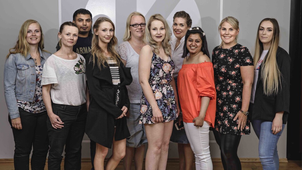 Bak f.v.: Naveed Khalid Mahmood – Kolbotn, Hanne Larsen – Fiane, Anita Berge – Ølensvåg. Foran f.v.: Malin Haugen – Bagn, Renate Alphous – Alta, Karoline Star – Vestby, Barbro Lien – Nardo, Aina Javed Akhtar – Dal, Solveig Montgomery – Ålgård og Karoline Steiro – Sortland. Foto: Kilian Munch Bak f.v.: Naveed Khalid Mahmood – Kolbotn, Hanne Larsen – Fiane, Anita Berge – Ølensvåg. Foran f.v.: Malin Haugen – Bagn, Renate Alphous – Alta, Karoline Star – Vestby, Barbro Lien – Nardo, Aina Javed Akhtar – Dal, Solveig Montgomery – Ålgård og Karoline Steiro – Sortland. Foto: Kilian Munch