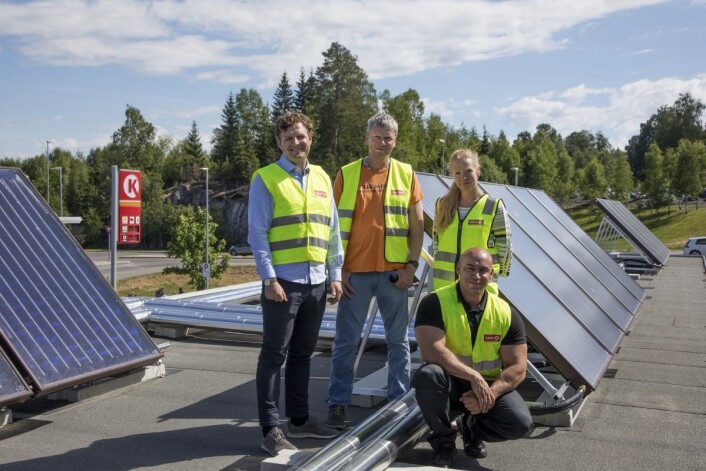 Solfangere tar energi fra sol for å varme om vann til bilvask på Circle K Fjellhamar. F.v. rådgivende ingeniør Marius Bolstad i Jarotech, miljøsjef Stein Lorentzen og prosjektingeniør Lotte Andrea Baksaas i Circle K Norge, og daglig leder Aleksander Mandahl Kaddour på Circle K Fjellhamar (foran). Foto: Thomas Brun, NTB Produksjon. Solfangere tar energi fra sol for å varme om vann til bilvask på Circle K Fjellhamar. F.v. rådgivende ingeniør Marius Bolstad i Jarotech, miljøsjef Stein Lorentzen og prosjektingeniør Lotte Andrea Baksaas i Circle K Norge, og daglig leder Aleksander Mandahl Kaddour på Circle K Fjellhamar (foran). Foto: Thomas Brun, NTB Produksjon.