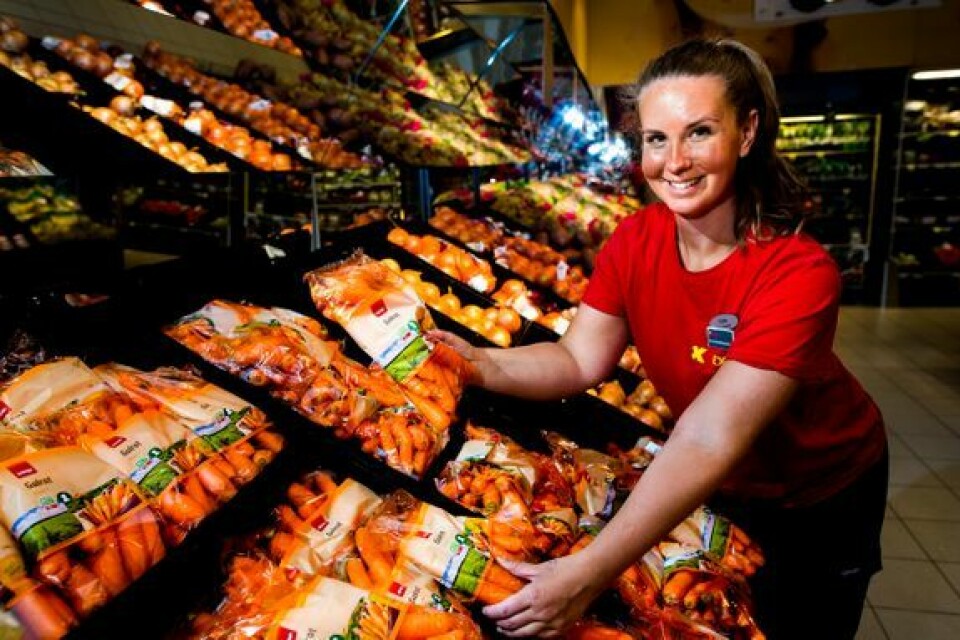 Konstituert butikksjef Anna Rød på Coop Extra Halden ønsker sammen med Coop å selge mest mulig norske grønnsaker, tross vanskelige forhold.