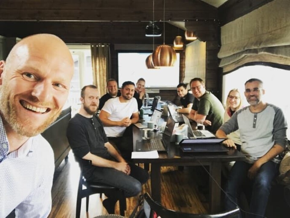 En fornøyd CEO Peder Aaserud i workshop med deler av teamet i Recheckit.