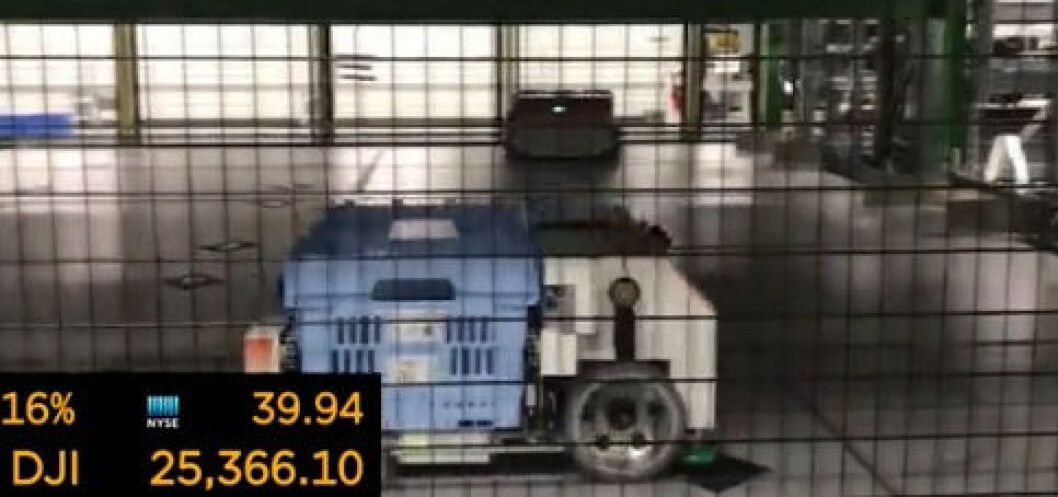 En Alphabot (robot) frakter varer i laboratoriet til Alert Innovation. (Skjermdump fra Yahoo! Finance) En Alphabot (robot) frakter varer i laboratoriet til Alert Innovation. (Skjermdump fra Yahoo! Finance)