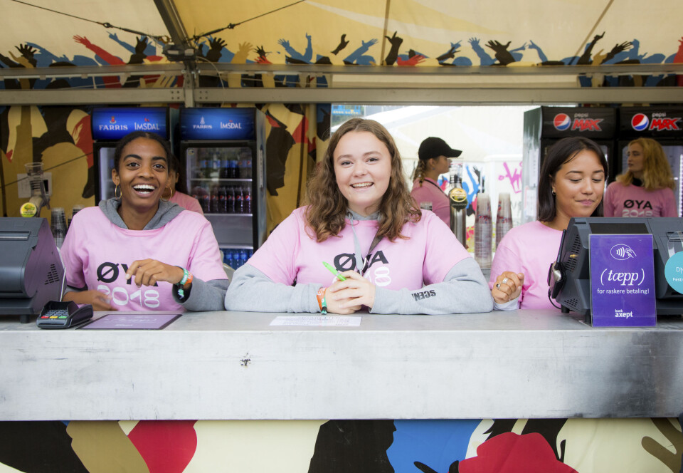 Samira Omar, Johanne Reinton og Siri Saanio jobbet bak ølkranene og betalingsautomater på Øyafestivalen. (Foto: Thomas Brun/NTB Scanpix)