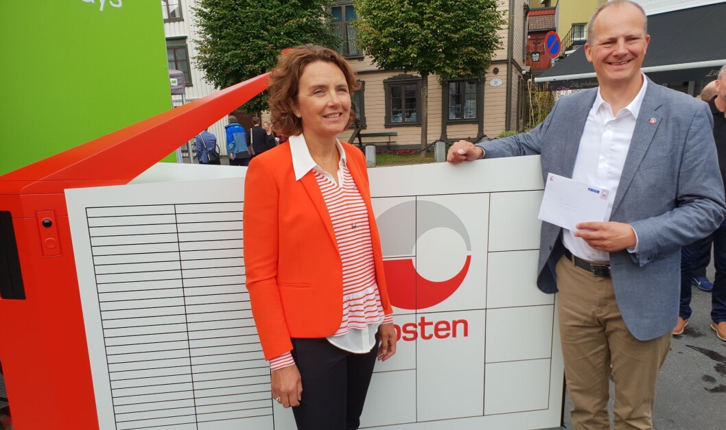 Konsernsjef Tone Wille i Posten skrev det historiske brevet som samferdselsminister Ketil Solvik-Olsen kunne hente ut fra verdens første selvgående brev- og pakkerobot. Konsernsjef Tone Wille i Posten skrev det historiske brevet som samferdselsminister Ketil Solvik-Olsen kunne hente ut fra verdens første selvgående brev- og pakkerobot.