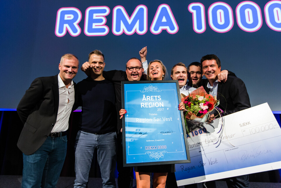 Ole Robert Reitan (lengst t.h.) forestod overrekkelsen av prisen. (Foto: REMA 1000)