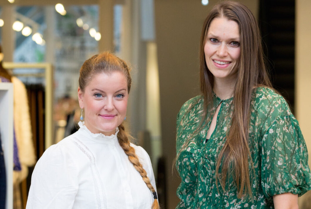 Bærekraftsansvarlig i H&M Norge Luisa Book og Repairable-gründer Ingvill Kerob (t.h.) har innledet et spennende samarbeid. (Foto: Julianne Leikanger) Bærekraftsansvarlig i H&M Norge Luisa Book og Repairable-gründer Ingvill Kerob (t.h.) har innledet et spennende samarbeid. (Foto: Julianne Leikanger)