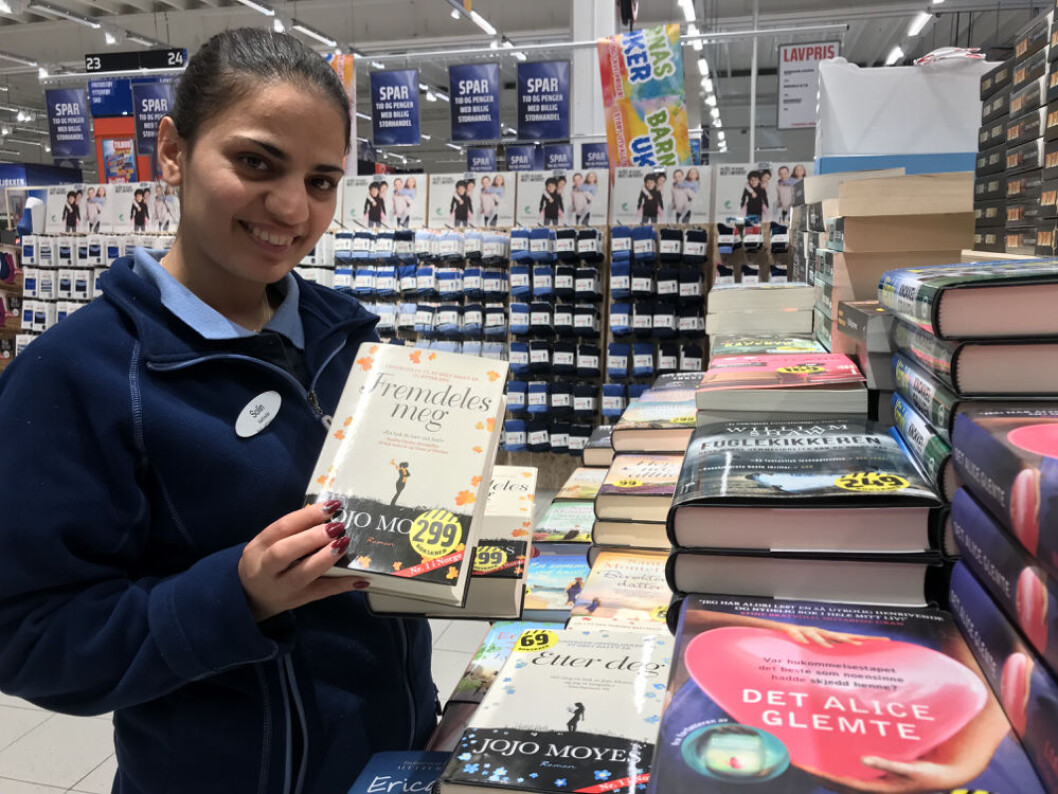 Solin Sindi ved Obs Haugenstua i Oslo fyller på med Jojo Moyes sin tredje og avsluttende roman i serien om Lou Clark. (Foto: Coop) Solin Sindi ved Obs Haugenstua i Oslo fyller på med Jojo Moyes sin tredje og avsluttende roman i serien om Lou Clark. (Foto: Coop)