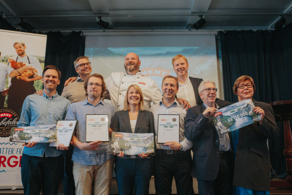 Stolte vinnere med Edvart Freberg fra Hvasser asparges foran t.v., videre Leif Klokk og Kristine Lund i Klokk & Co Mikrobryggeri, enn videre Jakob og Sindre Dybvik og jurymedlem Bodil Nordjore. Eivind Hålien i Fagforum for mat og drikke bak t.v, videre Menys Espen Lie og Vegard Kjuus. (Foto; Meny)