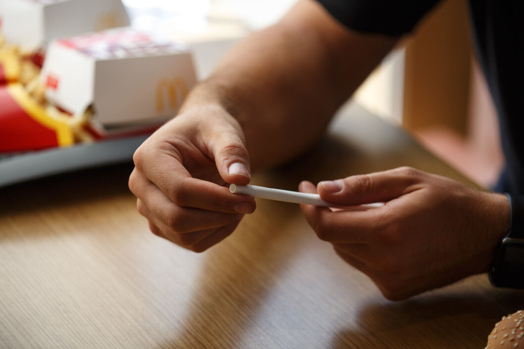 McDonald's tester ut papirsugerør i enkelte restauranter i Oslo, Arendal og Nygårdskrysset. (Foto: Killian Munch) McDonald's tester ut papirsugerør i enkelte restauranter i Oslo, Arendal og Nygårdskrysset. (Foto: Killian Munch)