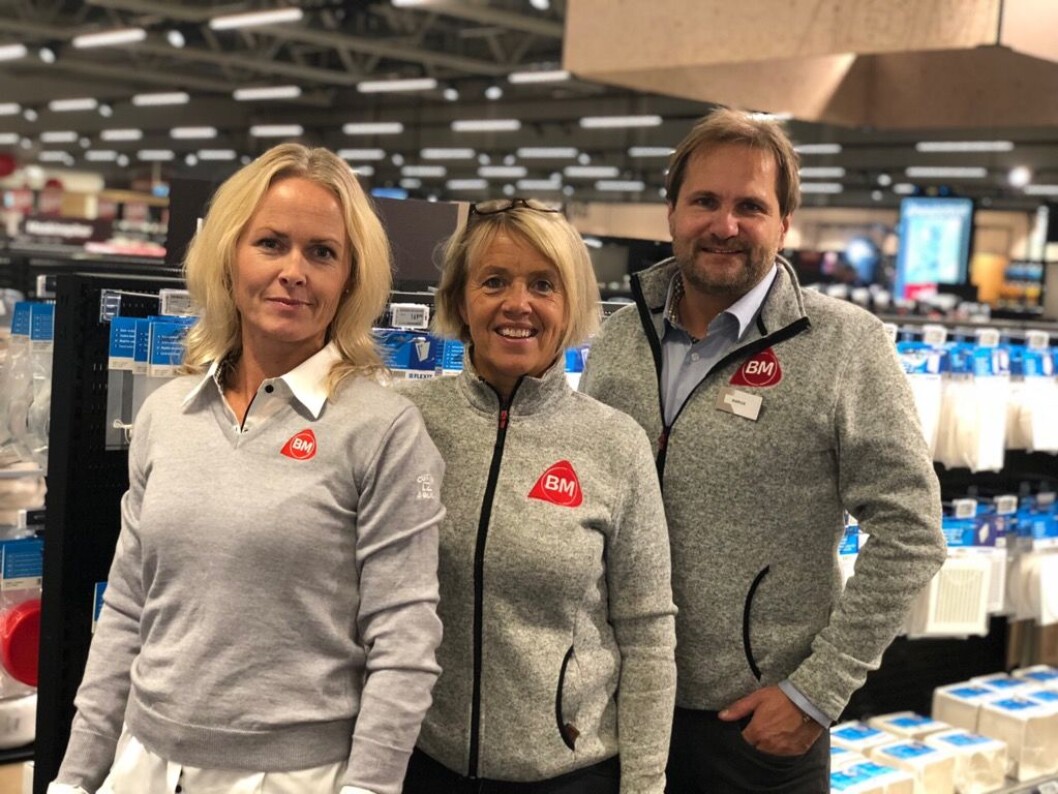 Har bidratt avgjørende til kjedens nye stolthet: Fra v. Astrid Angard (butikkdesigner i Byggmakker), Anne Marthe Høgsnes (prosjektleder hos Byggmakker Tiller), Børge Andersen (varehussjef Byggmakker Tiller). (Foto: Byggmakker) Har bidratt avgjørende til kjedens nye stolthet: Fra v. Astrid Angard (butikkdesigner i Byggmakker), Anne Marthe Høgsnes (prosjektleder hos Byggmakker Tiller), Børge Andersen (varehussjef Byggmakker Tiller). (Foto: Byggmakker)