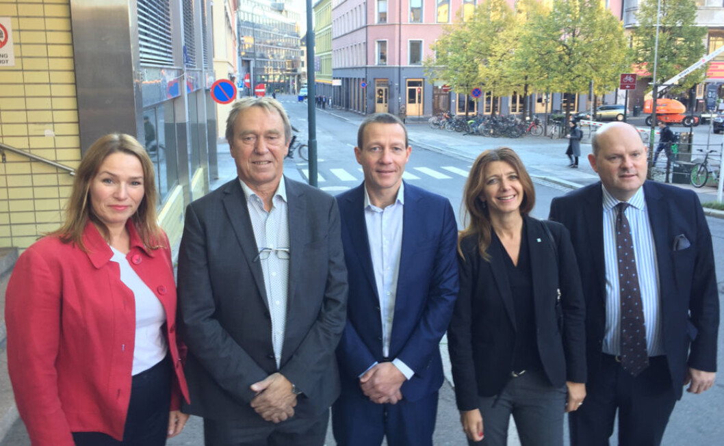 Fra venstre: Trine Lise Sundnes, HK i Norge, Jan-Egil Pedersen, NNN, Harald Andersen, Virke Handel, Anne-Cecilie Kaltenborn, NHO Service og Handel og Petter Haas Brubakk, NHO Mat og Drikke. (Foto: Grensehandelsalliansen) Fra venstre: Trine Lise Sundnes, HK i Norge, Jan-Egil Pedersen, NNN, Harald Andersen, Virke Handel, Anne-Cecilie Kaltenborn, NHO Service og Handel og Petter Haas Brubakk, NHO Mat og Drikke. (Foto: Grensehandelsalliansen)
