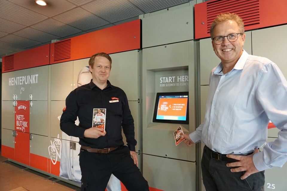 Tomas Holmen, kjøpmann hos MENY, og Per Kristian Trøen, senterdirektør ved Strømmen Storsenter.