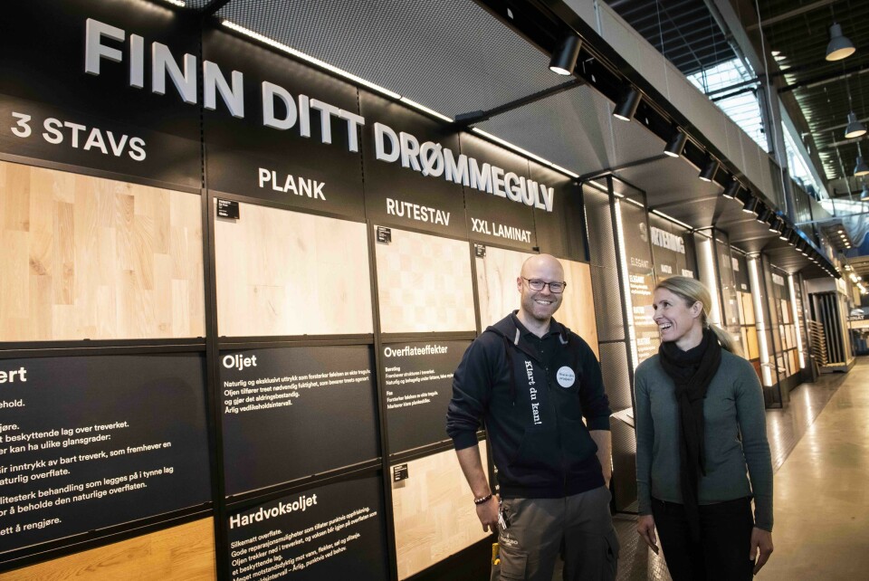 Tommy Danielsen og May Britt Askvik fra Maxbo har tro på at den nye gulvutstillingen skal hjelpe kundene med å finne drømmegulvet. (Foto: Katrine Lunke)