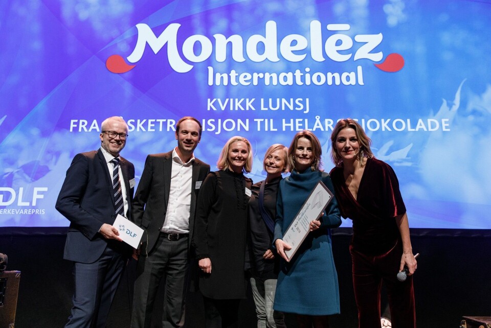 Utmerkelsene ble delt ut av styreleder i DLF, Øystein Bu (t.v.) og konferansier Guri Solberg (t.h.). Her Mondelez Norge AS – vinner av DLF Merkevarepris 2018 for Kvikk Lunsj. (Foto: Kilian Munch)