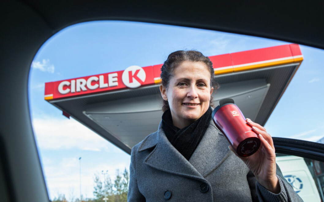NY KOPP: Jeanette Amara viser fram den nye Circle K-koppen for 2019. (Foto: Johnny Syversen)