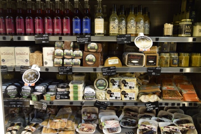 Lokalmat i butikken: ost og sånt i Mathallen. (Foto: Matmerk) Lokalmat i butikken: ost og sånt i Mathallen. (Foto: Matmerk)
