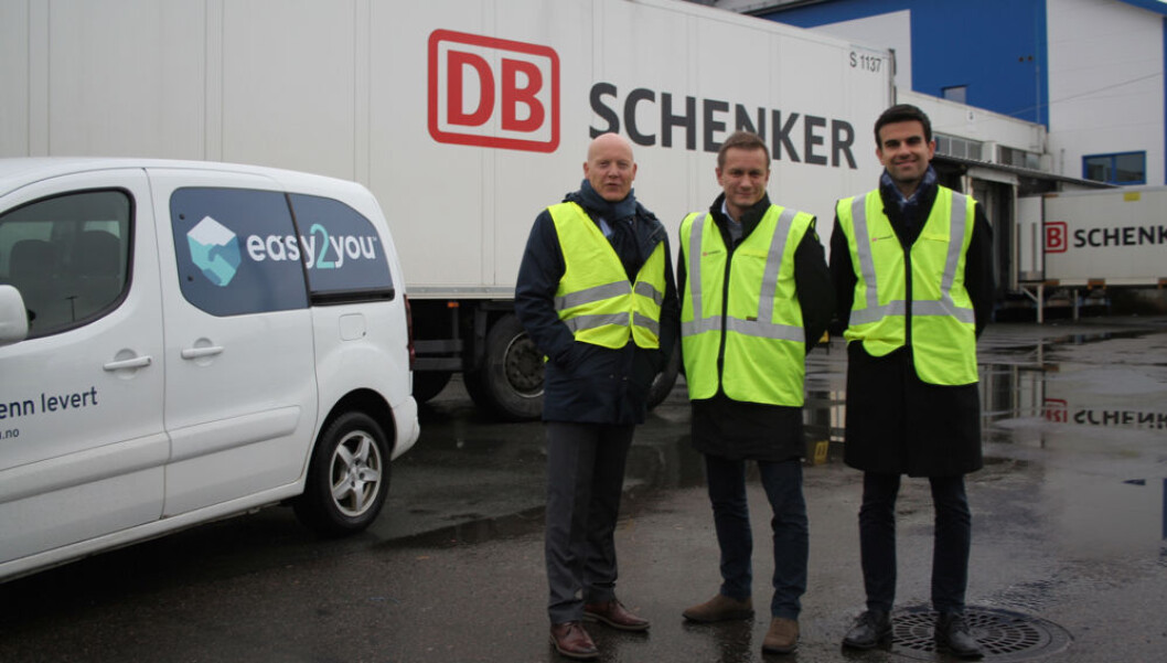 Nettkunder over hele Norge får nå muligheten til å velge tidspunktet for levering av varer på døren, gjennom et nytt samarbeid mellom Easy2You og Schenker. Fra v. Per Anders Kartnes, prosjektdirektør Schenker AS, Espen Slyngstad, adm.dir. Easy2You og Vanja Delalic, direktør e-handel/post i Easy2You. (Foto: Kristin Vist) Nettkunder over hele Norge får nå muligheten til å velge tidspunktet for levering av varer på døren, gjennom et nytt samarbeid mellom Easy2You og Schenker. Fra v. Per Anders Kartnes, prosjektdirektør Schenker AS, Espen Slyngstad, adm.dir. Easy2You og Vanja Delalic, direktør e-handel/post i Easy2You. (Foto: Kristin Vist)