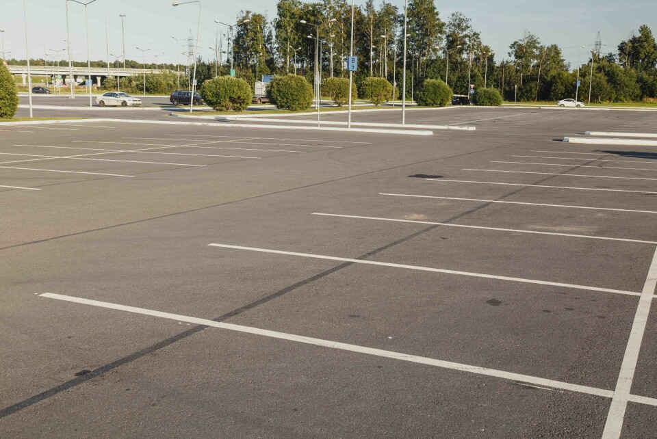 Det kan bli mange flere tomme parkeringsplasser knyttet til kjøpesentre i Storbritannia. (Illustrasjonsfoto: Colourbox)