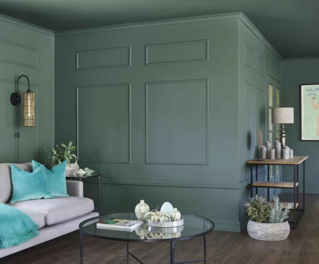 Med vakre lister på veggene innbyr fargen Stillhet FR1466 til en elegant og raffinert stil. (Foto: Sveinung Bråthen)